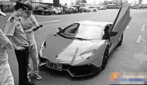 兰博基尼超级跑车被查扣 车身悬挂粤澳两地车牌