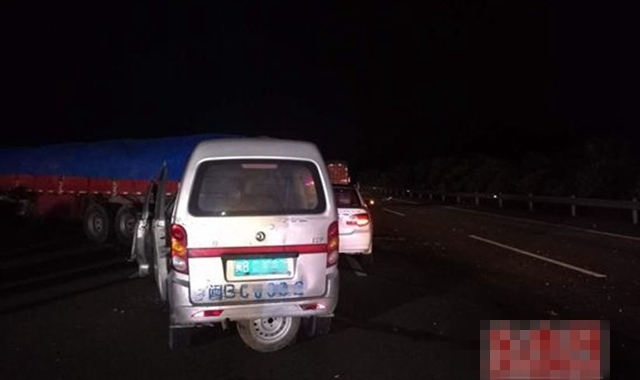 泉州:重型挂车高速追尾货车 再引四小车连环追